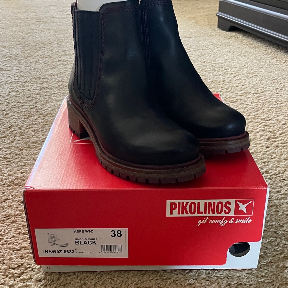 LAST CHANCE!  New in box- Pikolinos black ankle boot